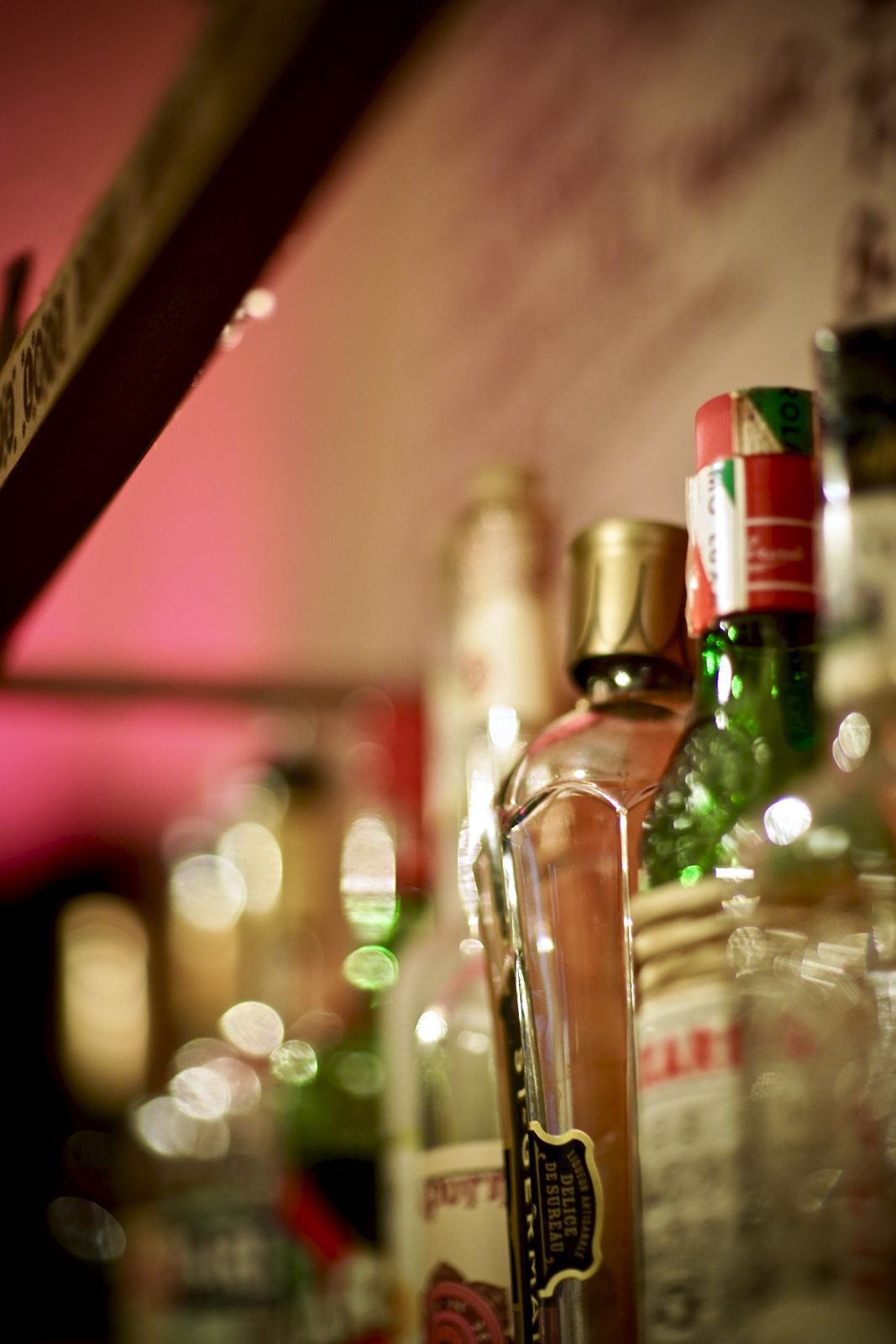Flaschen im Regal hinter der Bar