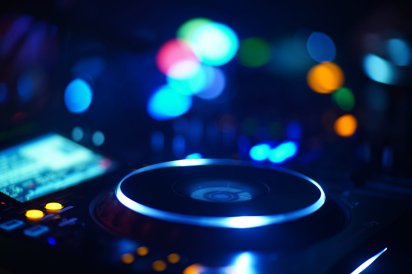 Beleuchtetes DJ-Pult in der Tankstell